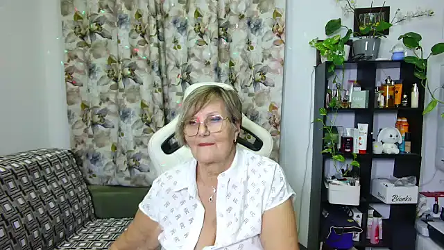 Snapshot of Selenna57 chatting on December 2024 11:42:01 PM Selenna57 online show from December 2024 11:42:01 PM