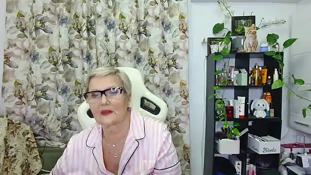 Snapshot of Selenna57 chatting on February 2025 05:44:01 PM Selenna57 online show from February 2025 05:44:01 PM