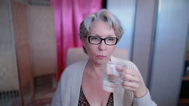 Snapshot of petradaniels chatting on December 2025 10:38:01 PM petradaniels online show from December 2025 10:38:01 PM