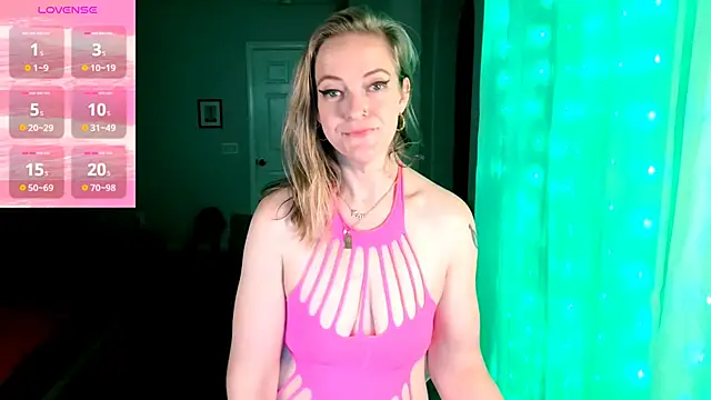 Snapshot of britteebee chatting on October 2025 09:43:01 AM britteebee online show from October 2025 09:43:01 AM