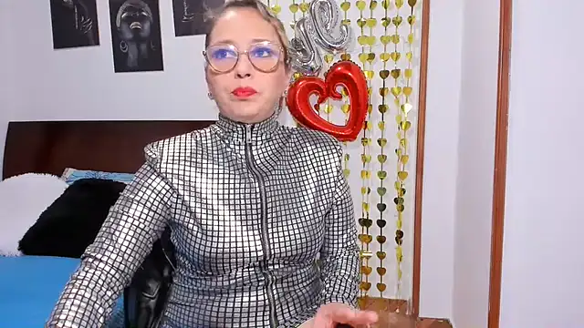 taylorhot70 online show from June 2026 11:46:01 PM