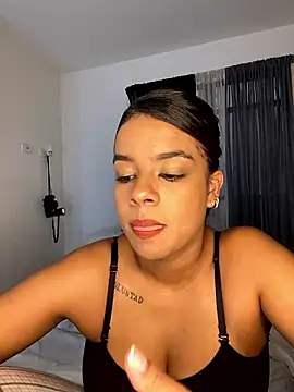 Snapshot of trianawhite chatting on December 2024 09:06:01 PM trianawhite online show from December 2024 09:06:01 PM