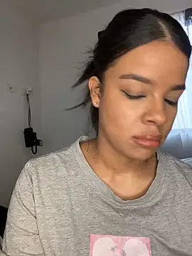 Snapshot of trianawhite chatting on December 2024 04:05:02 PM trianawhite online show from December 2024 04:05:02 PM