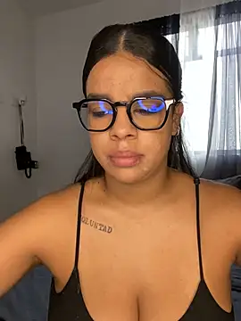 Snapshot of trianawhite chatting on December 2024 02:32:01 PM trianawhite online show from December 2024 02:32:01 PM