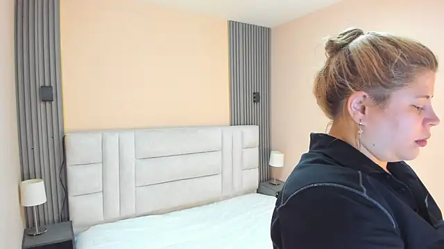 EYMI TOMSOM online show from October 2025 10:35:02 AM