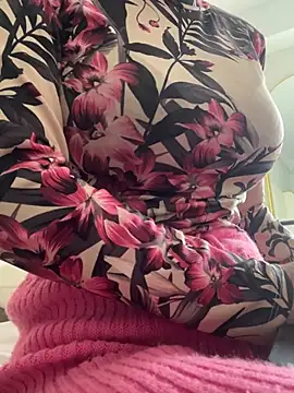 Snapshot of DulceMya6 chatting on May 2026 12:57:01 PM DulceMya6 online show from May 2026 12:57:01 PM