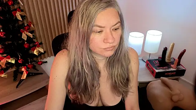 MarianL0ve online show from December 2025 10:55:01 AM