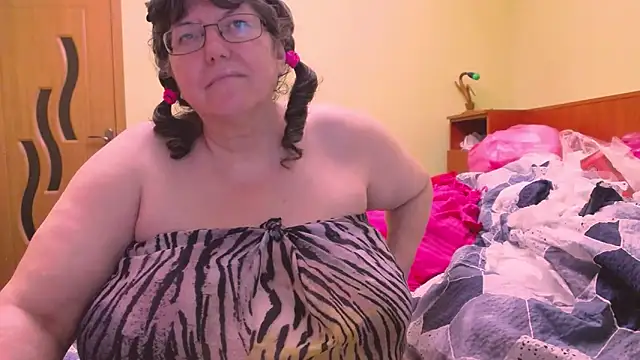 Snapshot of HugeTits chatting on December 2025 01:54:01 AM HugeTits online show from December 2025 01:54:01 AM