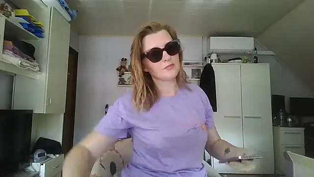 LiquidLeonie online show from May 2026 07:50:01 AM