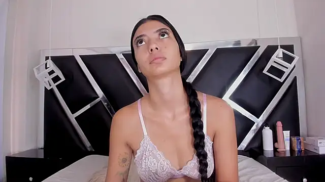 MiaConte online show from December 2024 12:33:02 PM