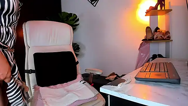 Snapshot of Emmiily_1 chatting on January 2025 04:27:01 AM Emmiily 1 online show from January 2025 04:27:01 AM