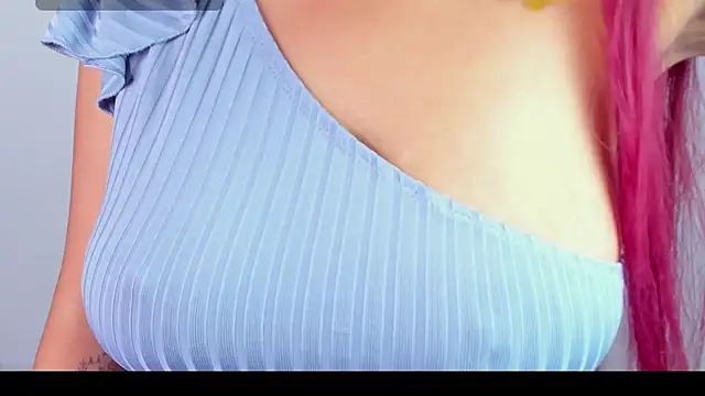 Snapshot of MaiaPetitte_ chatting on December 2025 12:40:02 AM MaiaPetitte online show from December 2025 12:40:02 AM