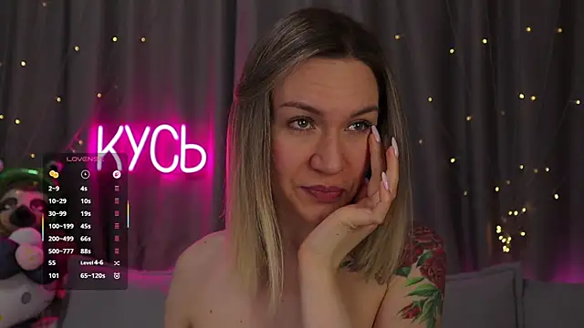 Snapshot of _LadyMargo_ chatting on April 2026 12:39:01 AM LadyMargo online show from April 2026 12:39:01 AM