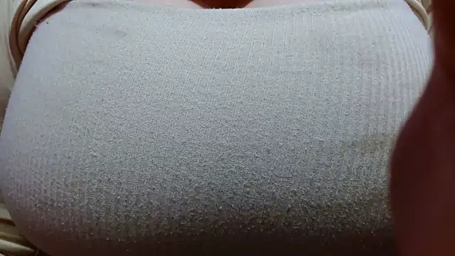 Snapshot of AnnyelinnaLove chatting on January 2025 08:17:01 PM AnnyelinnaLove online show from January 2025 08:17:01 PM