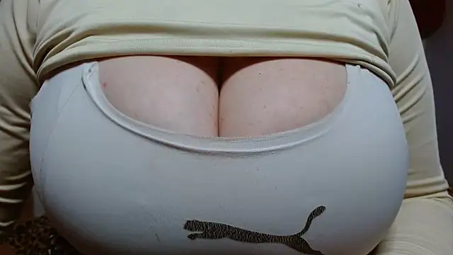 Snapshot of AnnyelinnaLove chatting on January 2025 04:58:01 AM AnnyelinnaLove online show from January 2025 04:58:01 AM