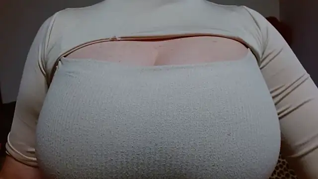 Snapshot of AnnyelinnaLove chatting on February 2025 03:43:02 AM AnnyelinnaLove online show from February 2025 03:43:02 AM