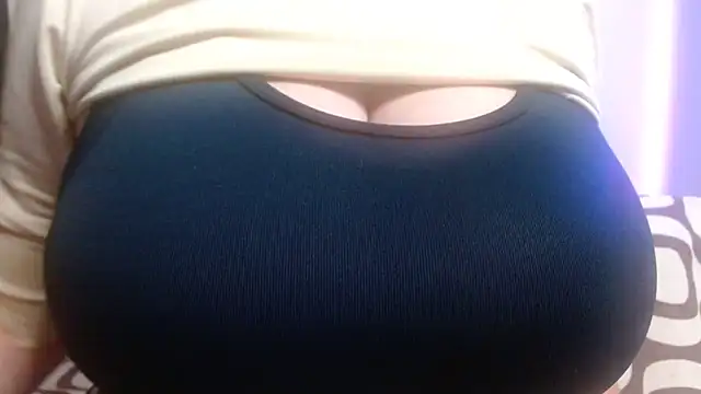 Snapshot of AnnyelinnaLove chatting on February 2025 11:59:02 PM AnnyelinnaLove online show from February 2025 11:59:02 PM