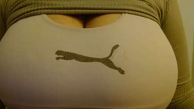 Snapshot of AnnyelinnaLove chatting on October 2025 04:01:02 AM AnnyelinnaLove online show from October 2025 04:01:02 AM