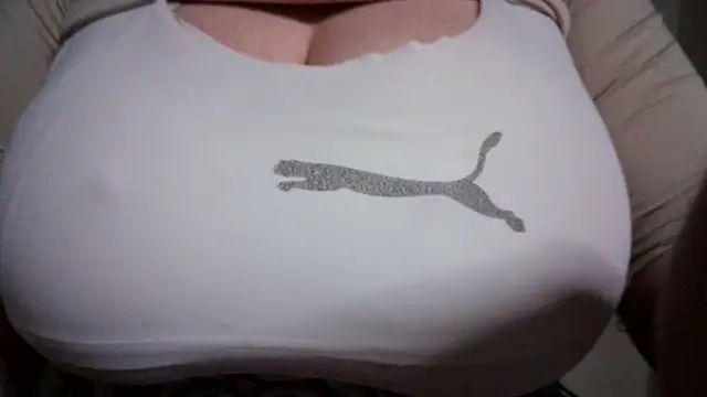 Snapshot of AnnyelinnaLove chatting on December 2025 10:37:02 PM AnnyelinnaLove online show from December 2025 10:37:02 PM