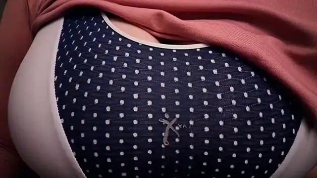 Snapshot of AnnyelinnaLove chatting on December 2025 06:19:02 AM AnnyelinnaLove online show from December 2025 06:19:02 AM