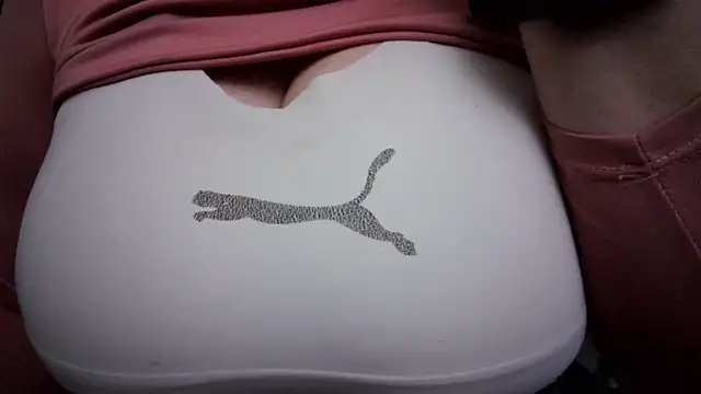 Snapshot of AnnyelinnaLove chatting on December 2025 02:17:01 AM AnnyelinnaLove online show from December 2025 02:17:01 AM