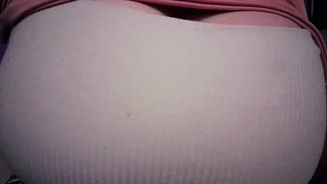 Snapshot of AnnyelinnaLove chatting on January 2026 12:36:02 AM AnnyelinnaLove online show from January 2026 12:36:02 AM