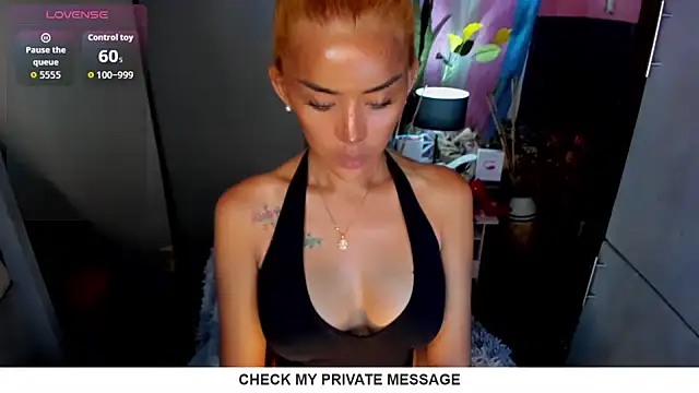 Snapshot of QuiinMollyXxX chatting on June 2026 04:11:02 AM QuiinMollyXxX online show from June 2026 04:11:02 AM