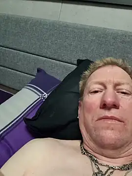 tomtom111111 online show from March 2026 07:19:01 PM