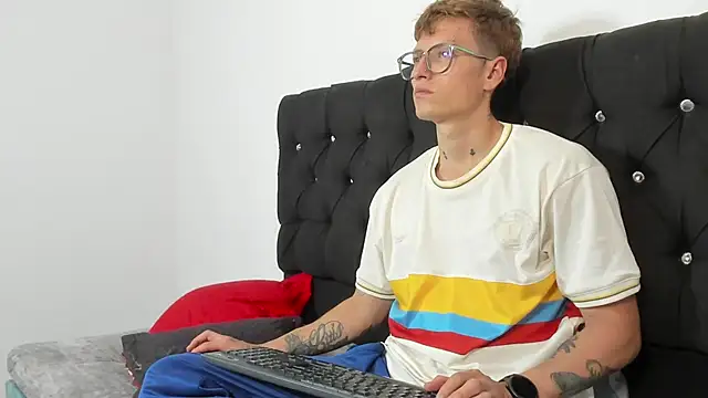 A sexy couple   online show from October 2025 09:13:02 PM