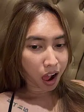 Snapshot of BombshellPH chatting on November 2025 04:42:01 PM BombshellPH online show from November 2025 04:42:01 PM