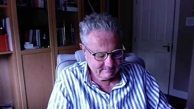 Snapshot of Oldpistolpete chatting on June 2026 10:52:02 AM Oldpistolpete online show from June 2026 10:52:02 AM