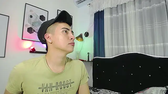 Snapshot of Tomas_and_liam chatting on December 2024 01:04:02 AM Tomas and liam online show from December 2024 01:04:02 AM