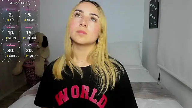 Snapshot of sophi_mooreno chatting on March 2025 05:00:02 AM sophi mooreno online show from March 2025 05:00:02 AM