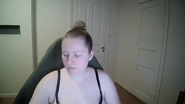 Snapshot of Girlnina-1995 chatting on January 2025 10:32:02 AM Girlnina-1995 online show from January 2025 10:32:02 AM