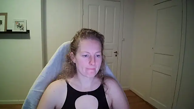 Snapshot of Girlnina-1995 chatting on November 2025 09:20:02 AM Girlnina-1995 online show from November 2025 09:20:02 AM