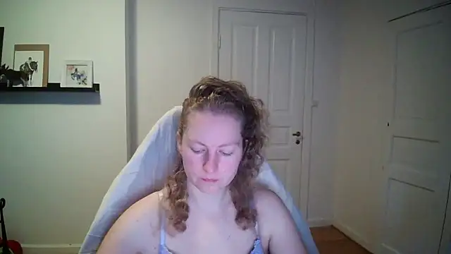 Snapshot of Girlnina-1995 chatting on November 2025 08:52:02 AM Girlnina-1995 online show from November 2025 08:52:02 AM