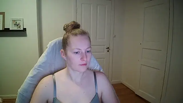 Snapshot of Girlnina-1995 chatting on November 2025 10:06:01 AM Girlnina-1995 online show from November 2025 10:06:01 AM