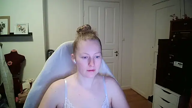 Snapshot of Girlnina-1995 chatting on December 2025 10:10:02 AM Girlnina-1995 online show from December 2025 10:10:02 AM