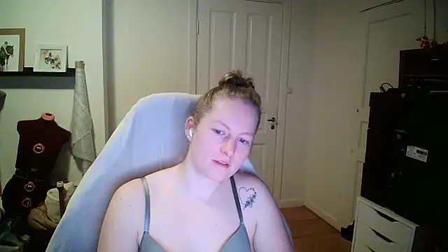 Girlnina-1995 online show from January 2026 10:01:02 PM