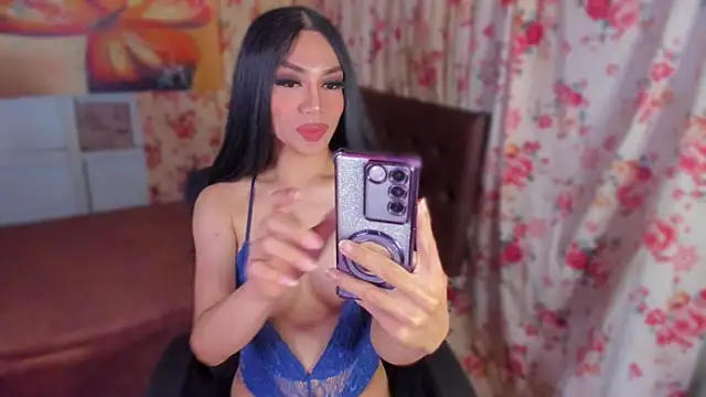 Snapshot of Miss_Lara69 chatting on December 2025 01:33:02 AM Miss Lara69 online show from December 2025 01:33:02 AM