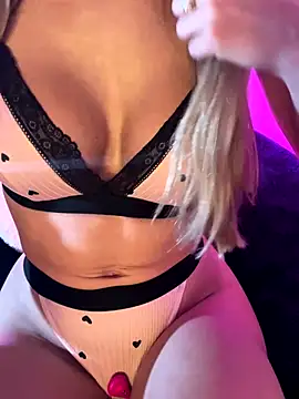 Snapshot of ladamoon chatting on November 2025 09:53:02 AM ladamoon online show from November 2025 09:53:02 AM