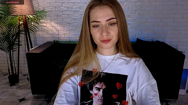 Snapshot of Adelyna_Bird chatting on March 2025 07:15:01 AM Adelyna Bird online show from March 2025 07:15:01 AM