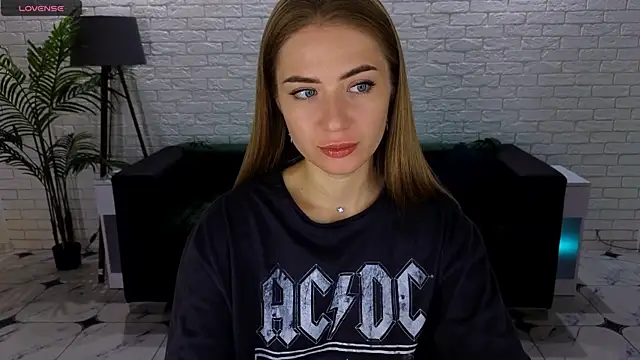 Snapshot of Adelyna_Bird chatting on September 2025 06:15:02 AM Adelyna Bird online show from September 2025 06:15:02 AM