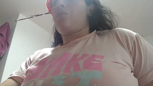 Snapshot of andreaisis2 chatting on October 2025 09:05:02 PM andreaisis2 online show from October 2025 09:05:02 PM