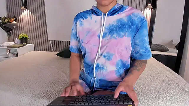 Zafiiraa online show from December 2025 12:35:02 PM