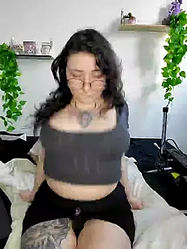 Snapshot of Moxxxie chatting on February 2025 04:35:02 PM Moxxxie online show from February 2025 04:35:02 PM