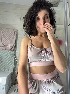 Snapshot of _CurlySue_ chatting on February 2025 06:22:01 AM CurlySue online show from February 2025 06:22:01 AM