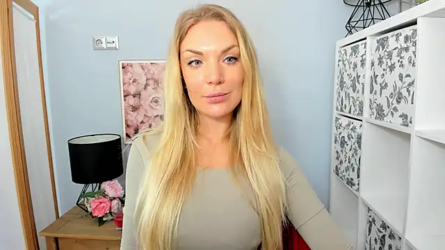 Snapshot of AulloraHoney chatting on January 2025 06:41:02 AM AulloraHoney online show from January 2025 06:41:02 AM