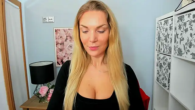 Snapshot of AulloraHoney chatting on February 2025 06:12:02 AM AulloraHoney online show from February 2025 06:12:02 AM