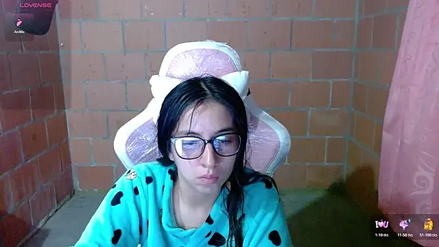 Snapshot of Maggie_Fox3 chatting on May 2026 01:03:01 AM Maggie Fox3 online show from May 2026 01:03:01 AM